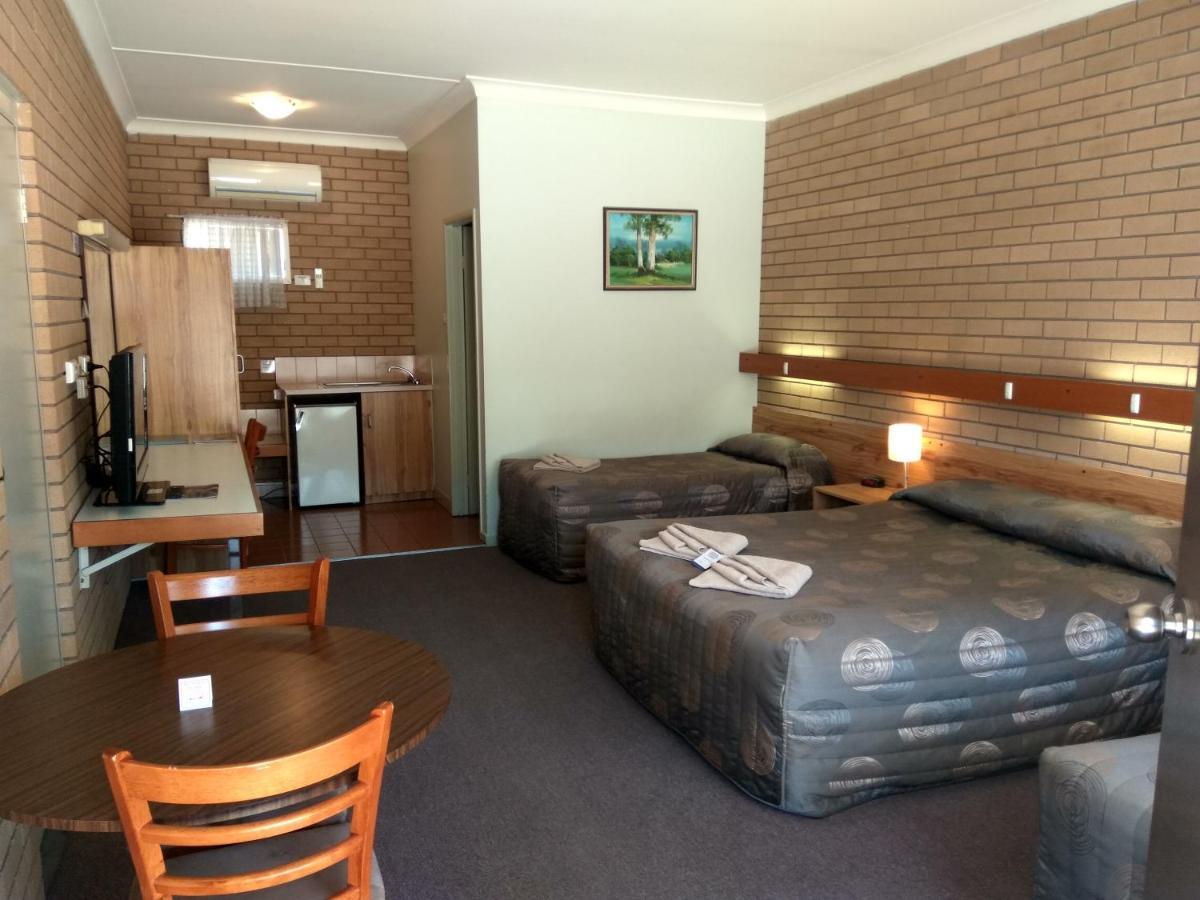Holbrook Town Centre Motor Inn Extérieur photo