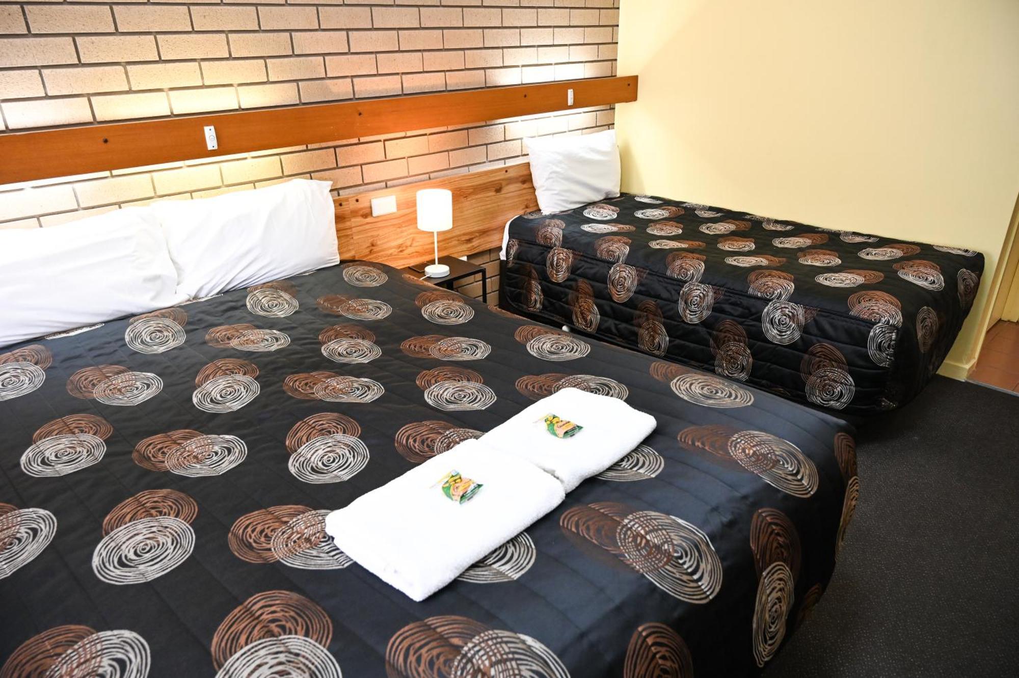 Holbrook Town Centre Motor Inn Extérieur photo