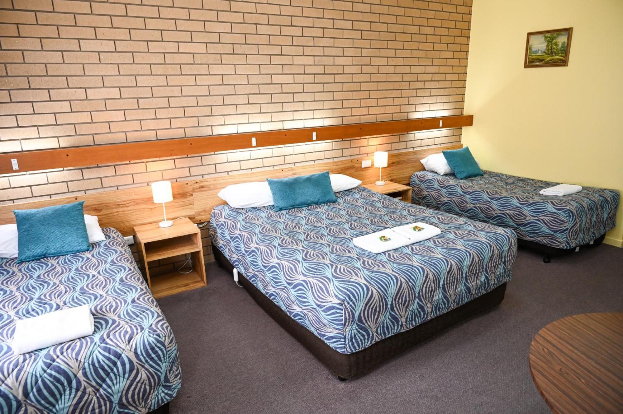 Holbrook Town Centre Motor Inn Extérieur photo