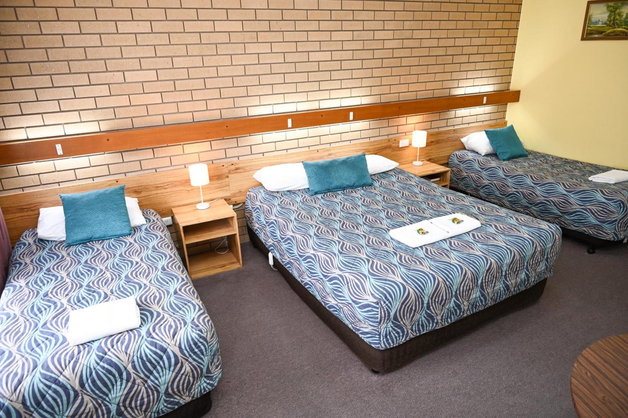 Holbrook Town Centre Motor Inn Extérieur photo