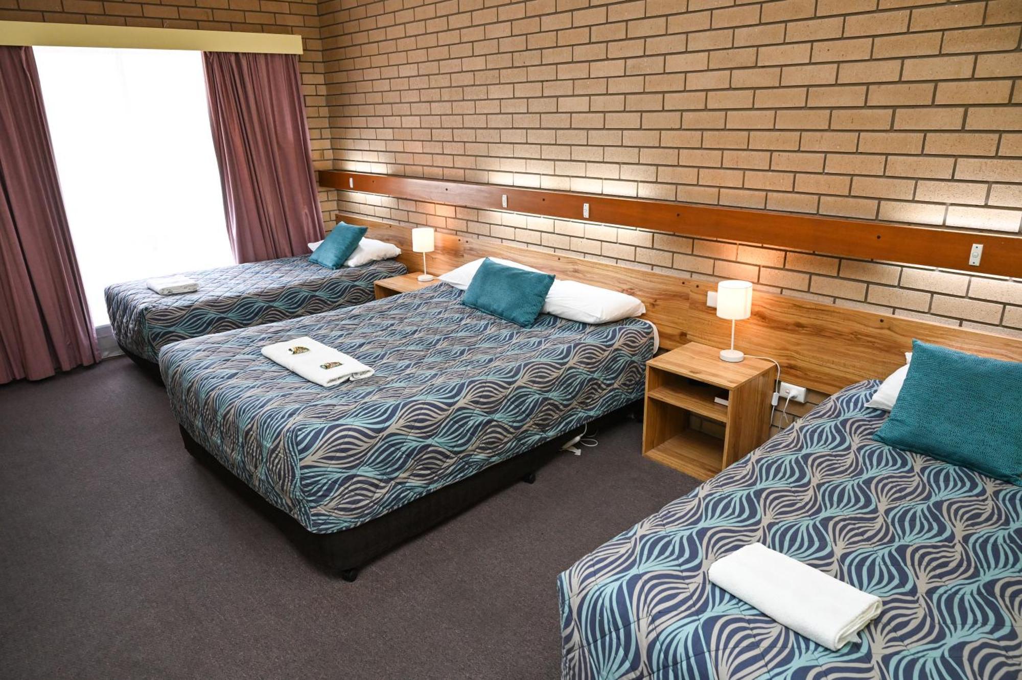 Holbrook Town Centre Motor Inn Extérieur photo