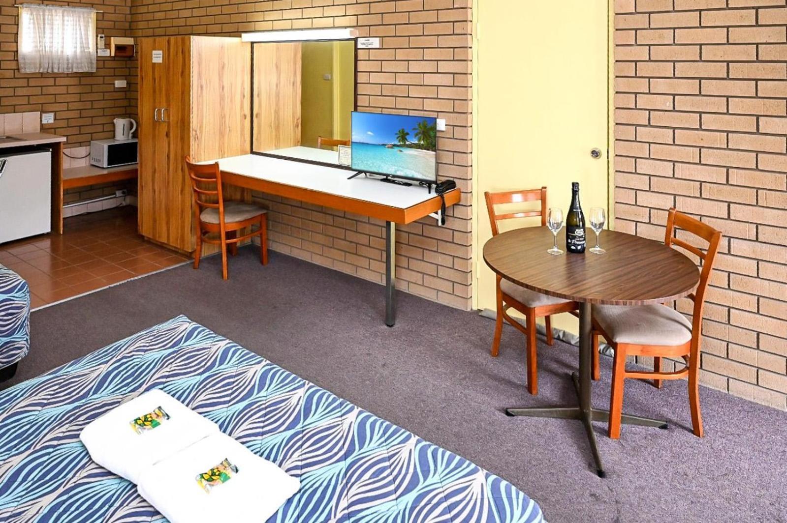 Holbrook Town Centre Motor Inn Extérieur photo