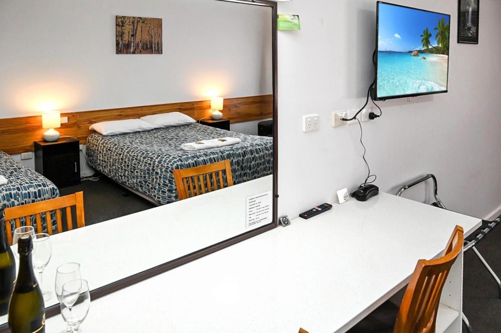 Holbrook Town Centre Motor Inn Extérieur photo