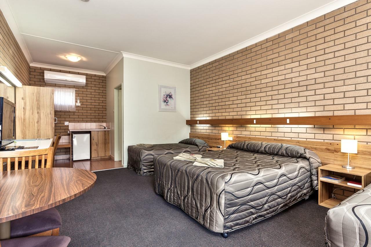 Holbrook Town Centre Motor Inn Extérieur photo